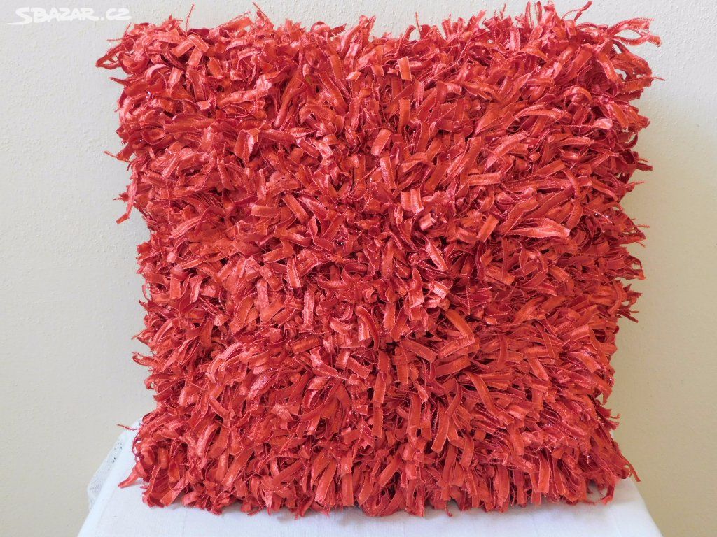 luxusní červený střapatý polštář 45x45 cm