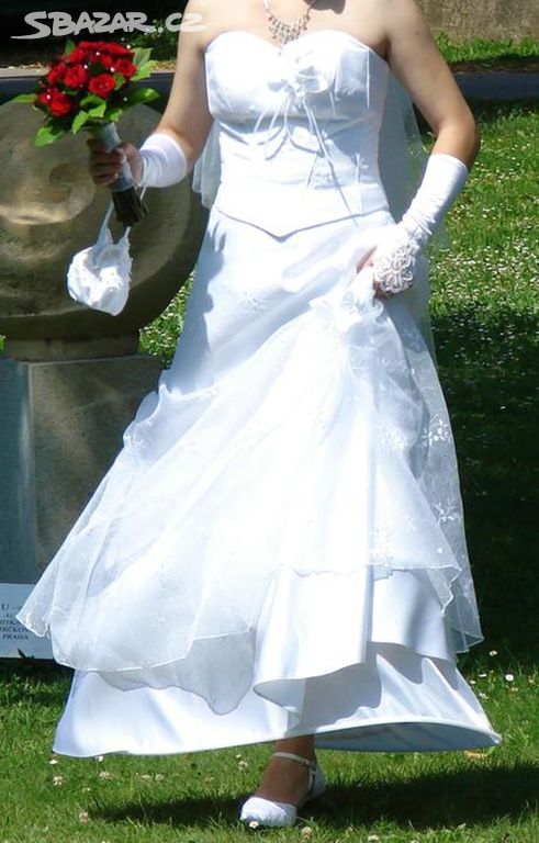 Vyšívané svatební šaty
