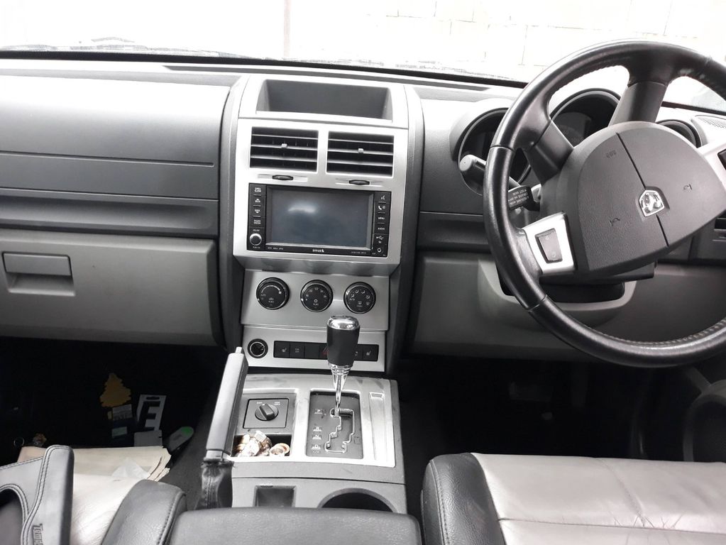 Dodge nitro салон