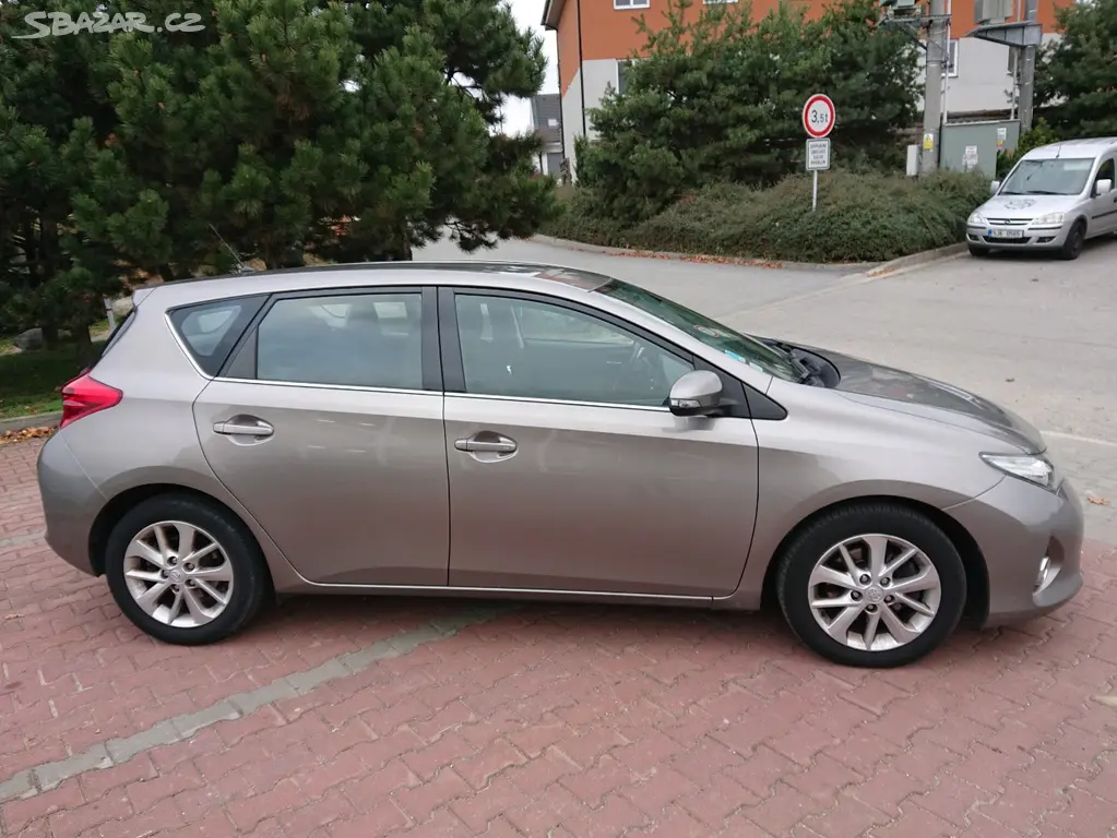 Toyota Auris 2.0 D-4D Active 12/2013 - fotka 2