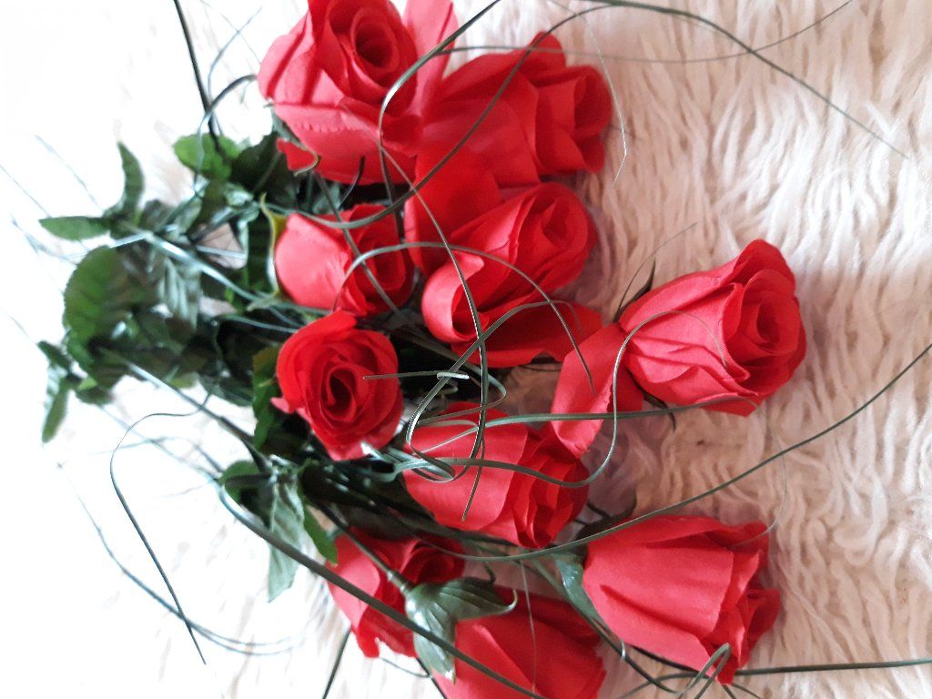 umělé červené růže, růžičky na drátku, lístky