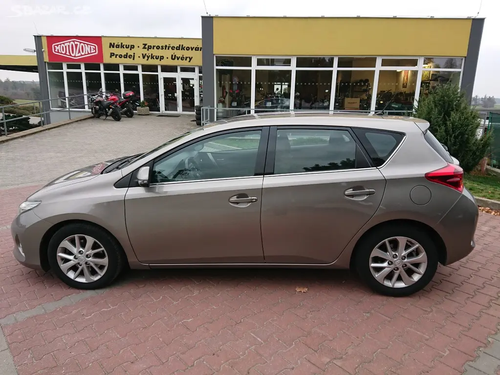 Toyota Auris 2.0 D-4D Active 12/2013 - fotka 6