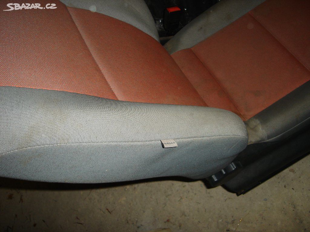 škoda fabia ii  roomster červený opěrák airbag