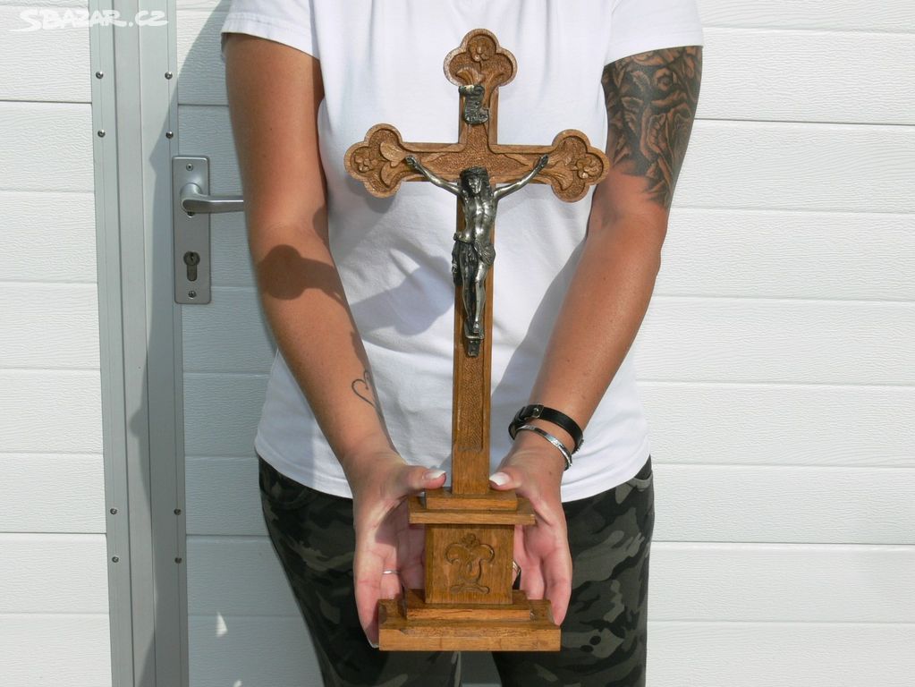 červenkaDřevěný oltářní kříž zdobený