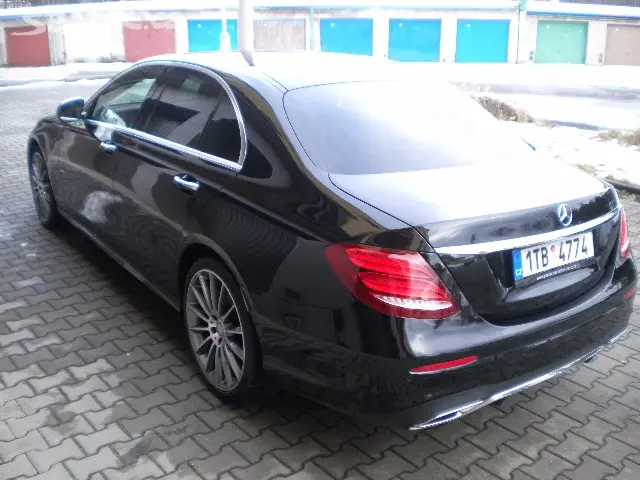Mercedes-Benz E 220 D AMG,1.maj.,ČR,NEHAVAROVANÉ!! - fotka 2
