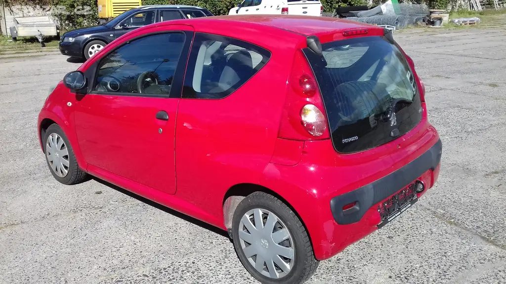 Peugeot 107 1,0 50 kw, 2007 - fotka 2
