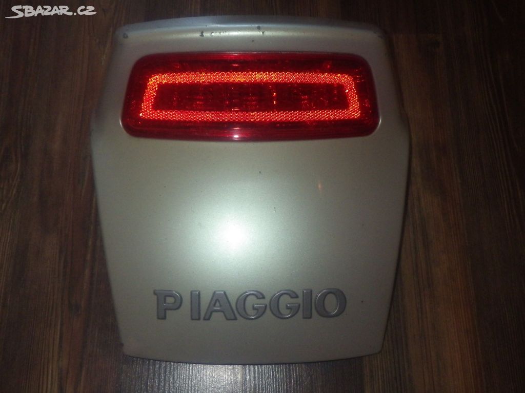 Zadní plast včetně brzdového světla na Piaggio X9