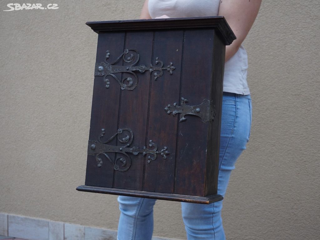 Stará dřevěná nástěnná skříňka s kováním