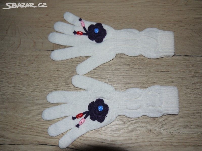 Pletené bílé rukavice s kytičkou