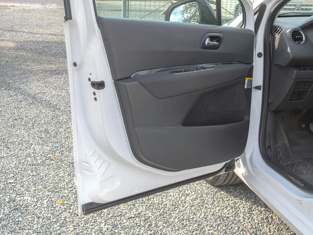 Peugeot 5008 FL 1.6HDI 88KW mat 7sedadel - fotka 4