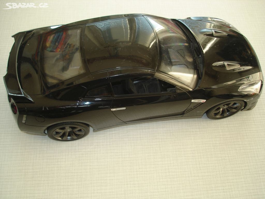Velký RC model Nissan černá barva  44MHz síť