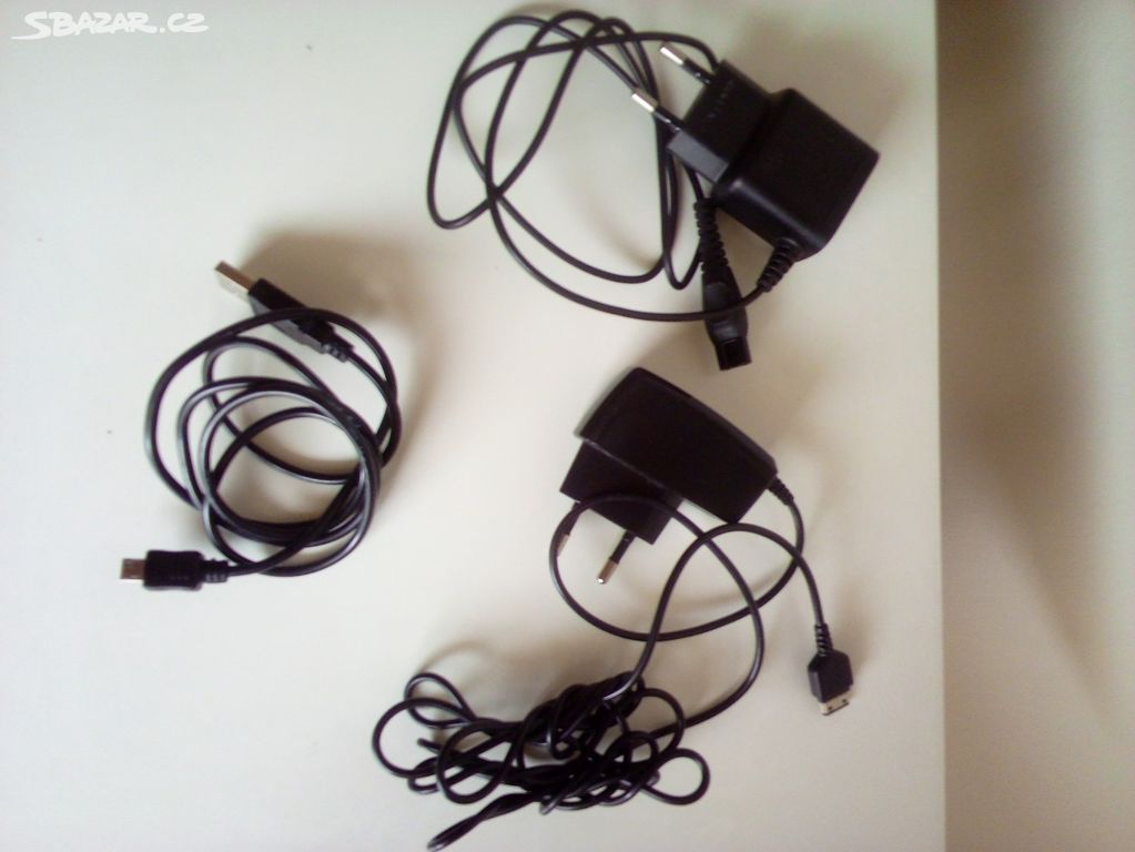 Tři různé kabely z našich již nefunkčních mobilů