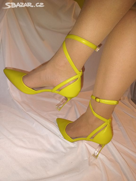 Žlutozelené botky s páskem na nohu