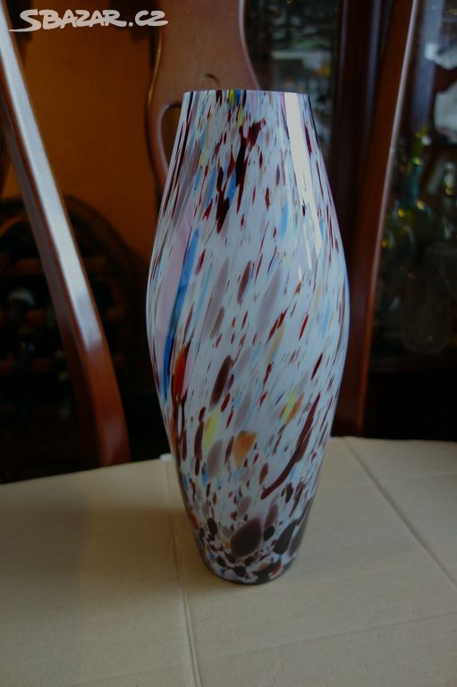 Krásná, stará větší váza z brokového skla