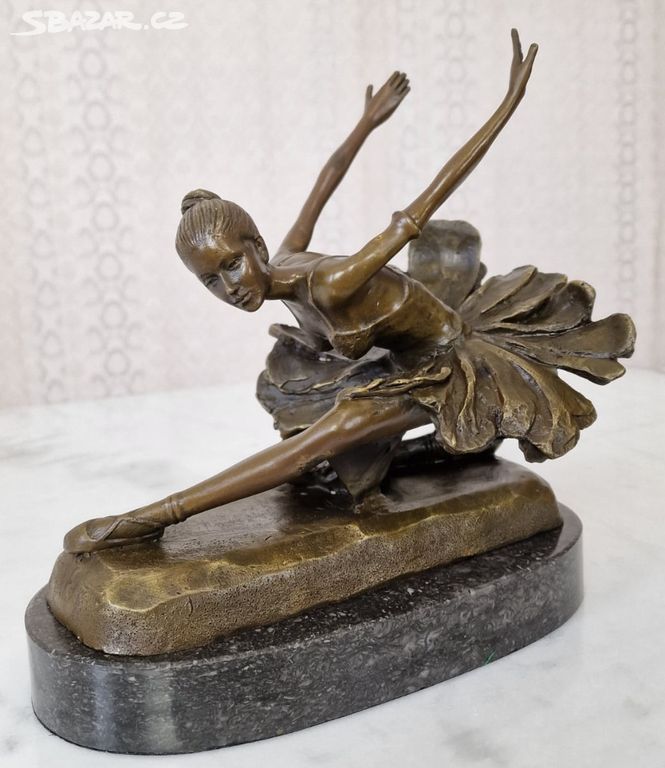 Bronzová soška - Baletka na mramorovém podstavci