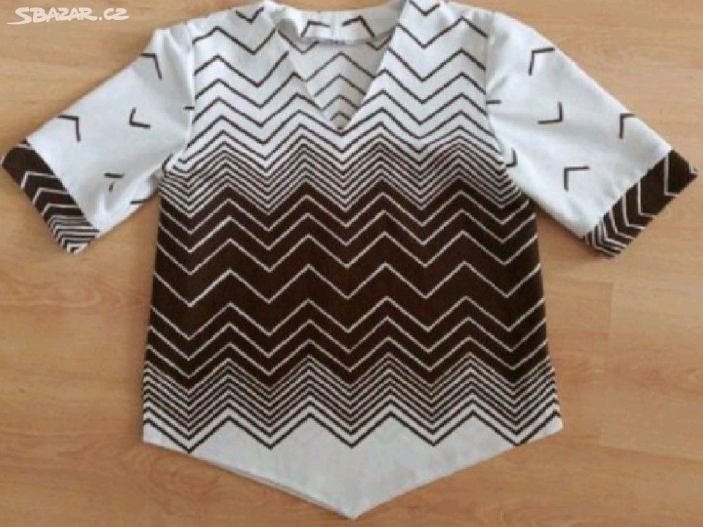 Tričko s geometrickým vzorem šité švadlenou