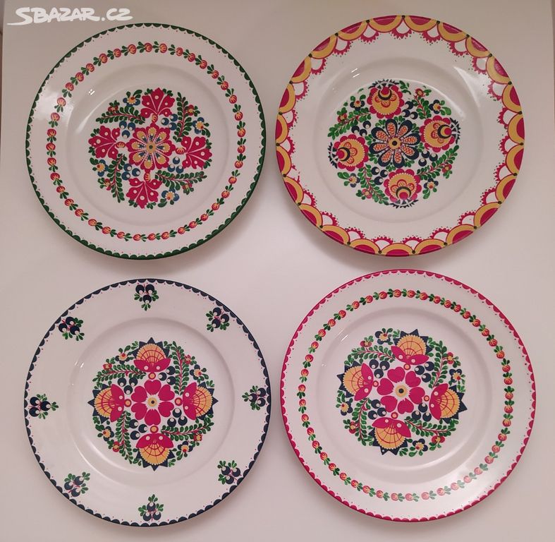 Staré stylové ručně malované talíře