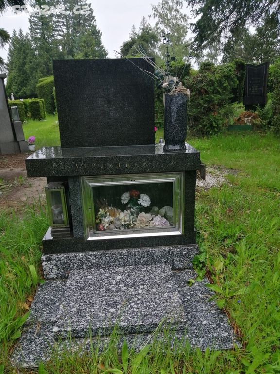 Přenehám hrobové místo s urnovým pomníkem