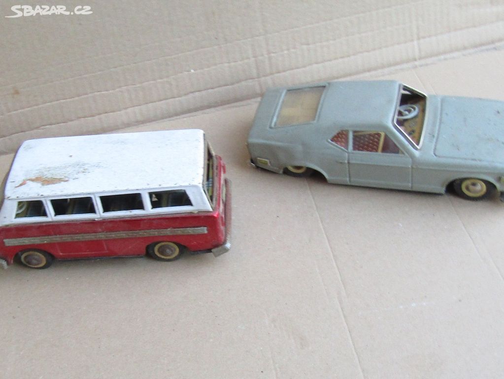 Staré hračky, plechová auta
