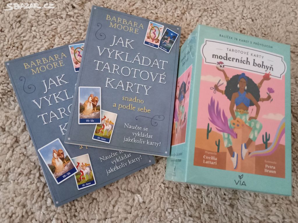 Tarotové karty moderních bohyň a kniha o tarotu