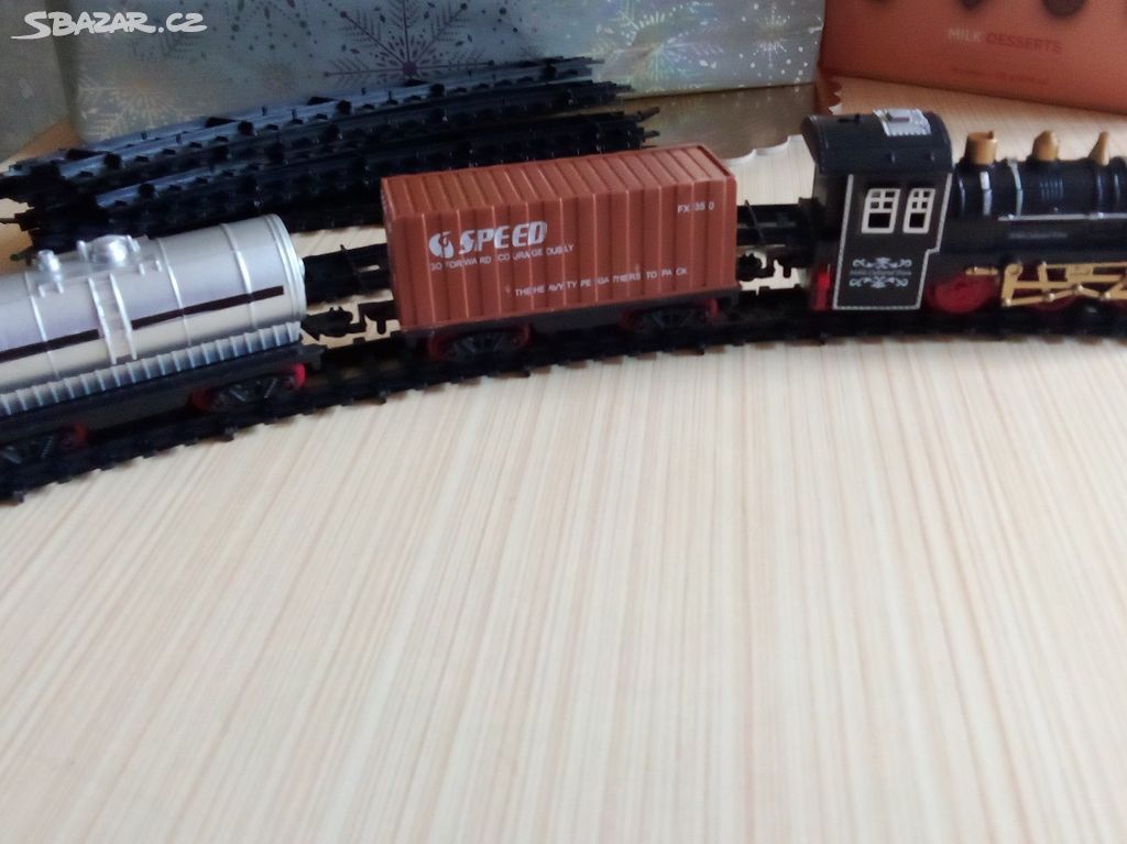 lokomotiva a 2 nákladní vagóny + 12 kolejí