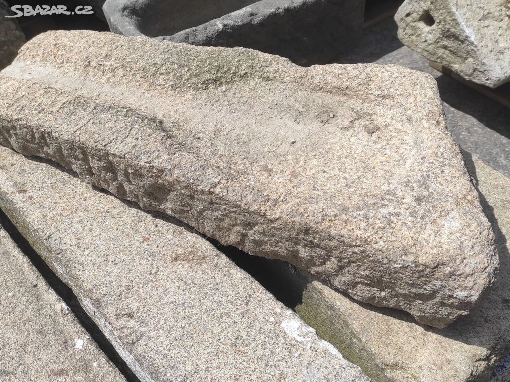 Starý kamenný okapník, žulový podokapník, koryto