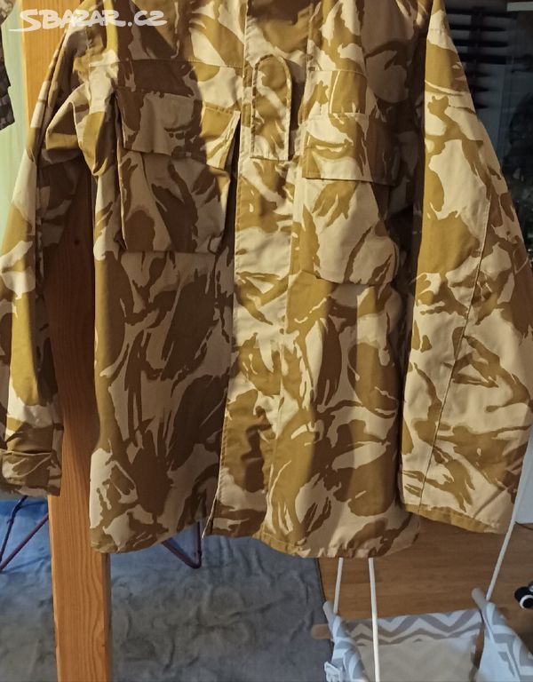 Britská armádní gore-texová bunda.