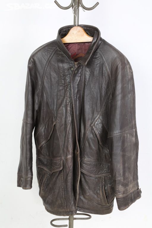 Krásný retro kožený kabát z jemné kůže, černý