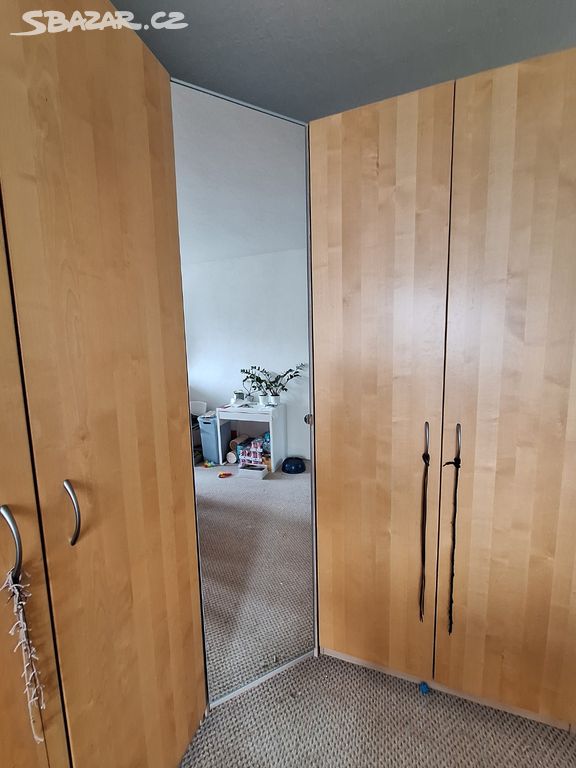 Rohová skříň se zrcadlovými dveřmi
