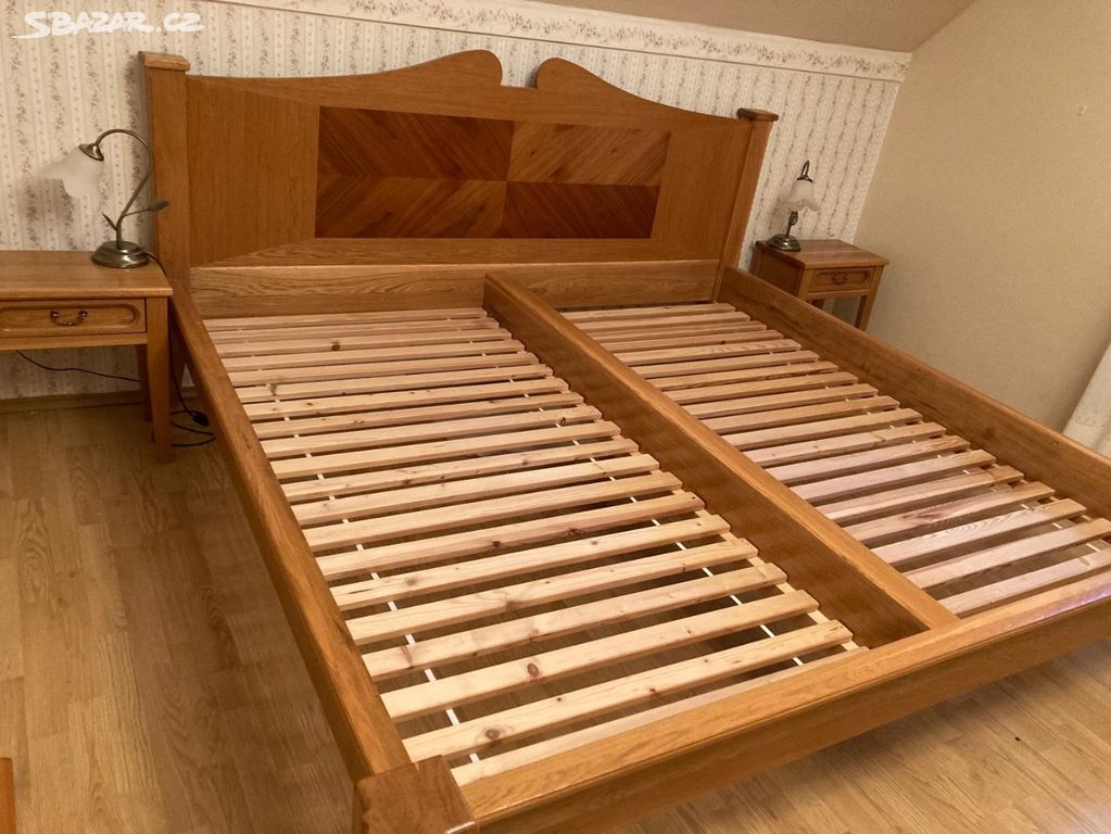 Dřevěná postel (ručně vyřezávaná)