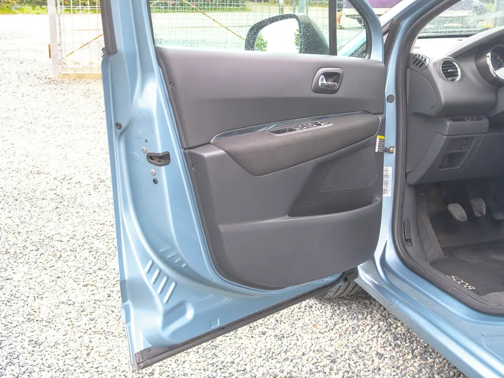 Peugeot 5008 2.0HDI 110KW NAVI 7sedadel - fotka 4