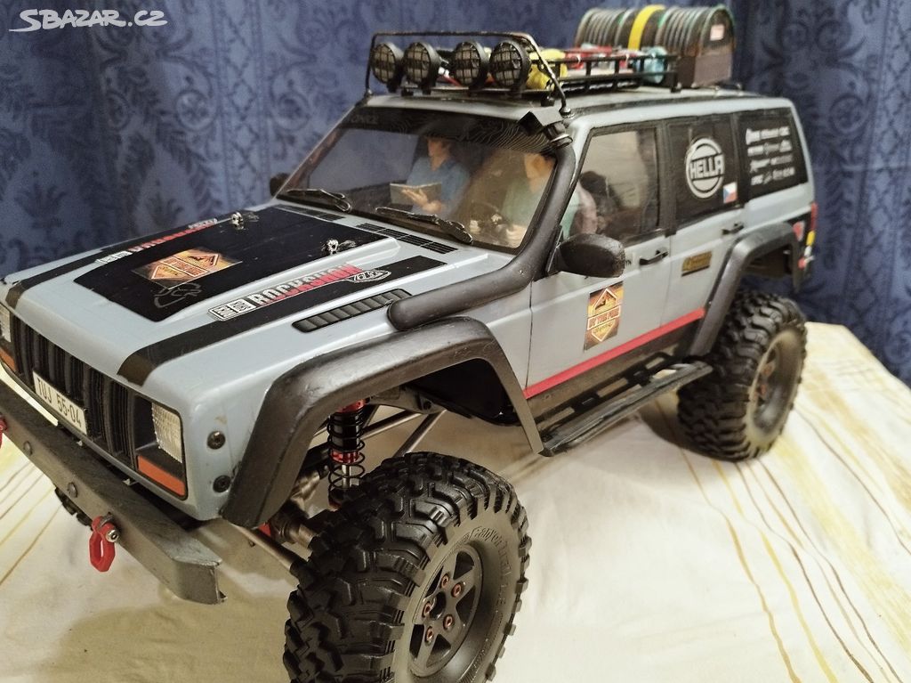 RC auto 1:10 Jeep Cherokee s přívěsem + hasiči