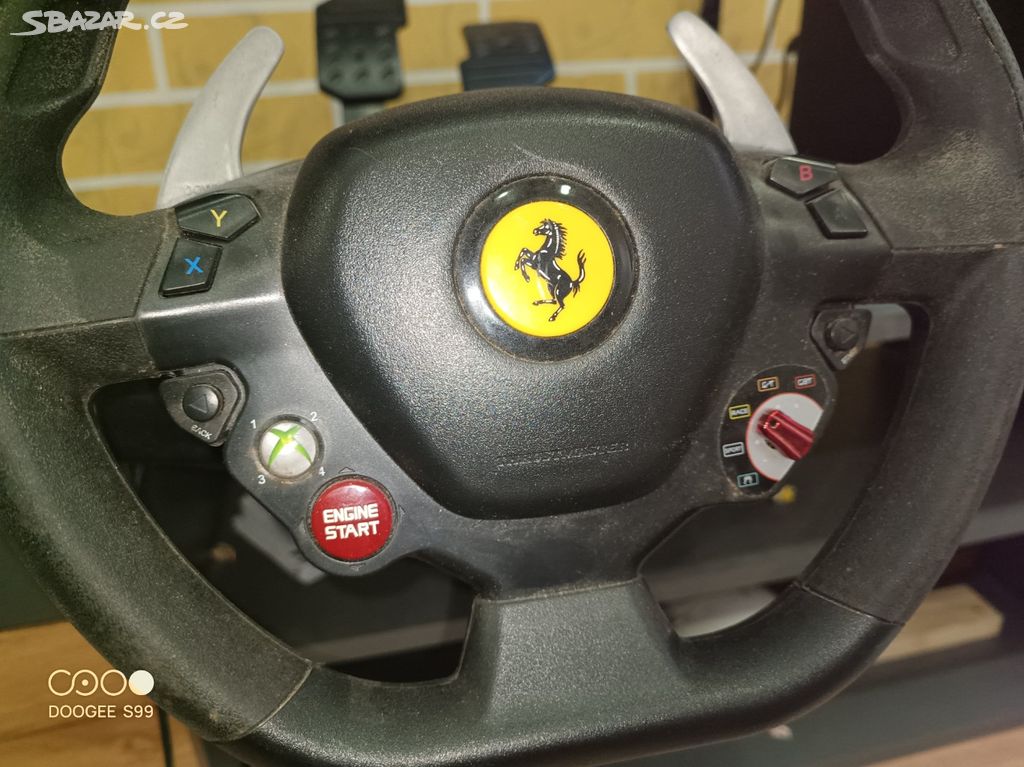 Volant Thrustmaster Ferrari pro Xbox