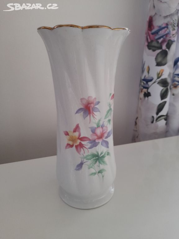 Porcelánová váza s květy