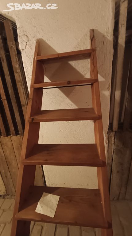 Dřevěné schody do interiéru + trámky na patro