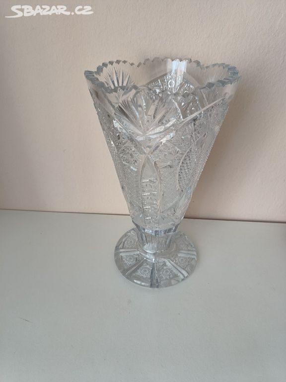 Broušená skleněná váza