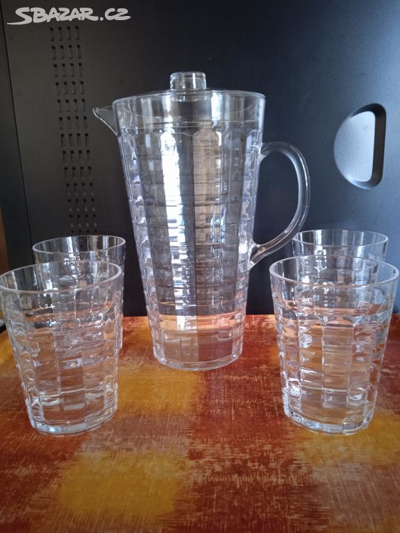 Plastový džbán 2 l a čtyři skleničky nepoužité