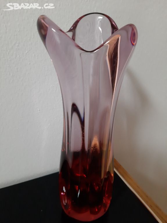 Krásná růžová váza z hutního skla - Josef Hospodka