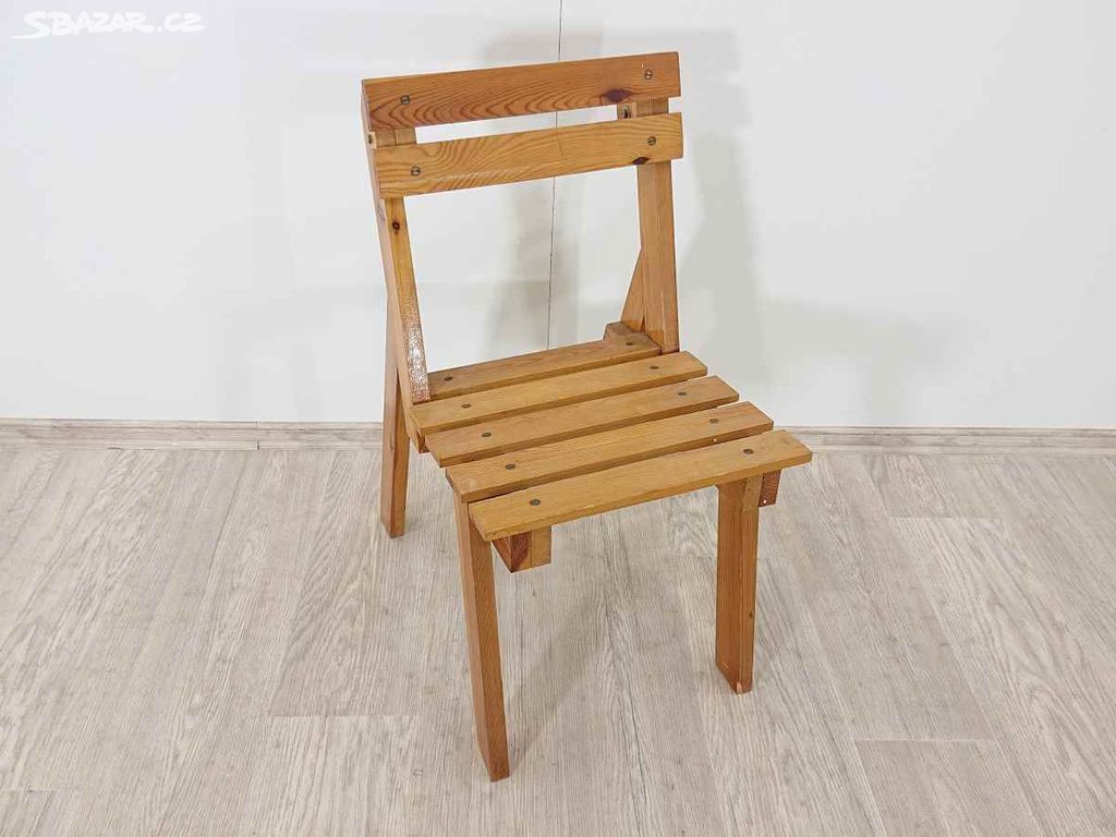 Dřevěná židle z borovicového dřeva