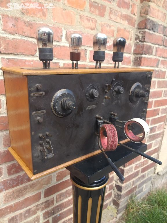 Velmi staré rádio s lampama vně...