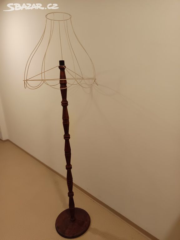 Dřevěná konstrukce stojanové lampy + drátěný šerm