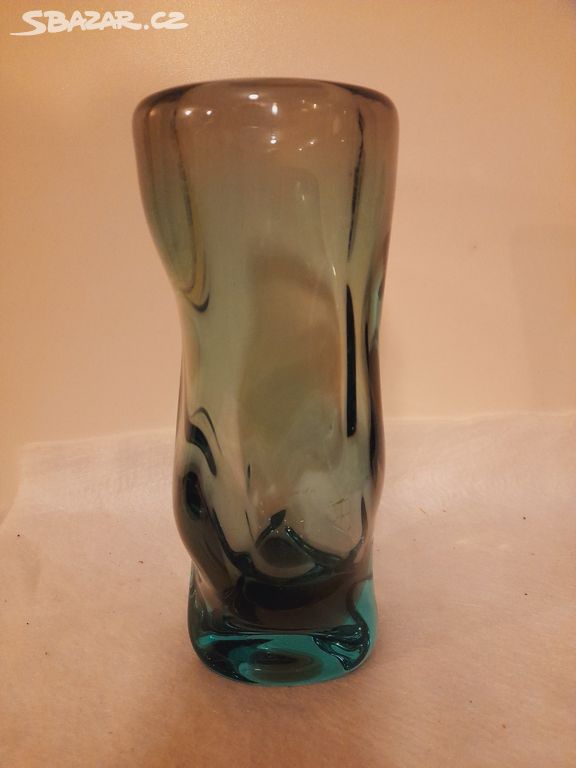 Váza z hutního skla.