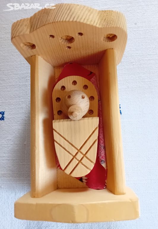 Česká tradiční dřevěná hračka miminko v kolébce !