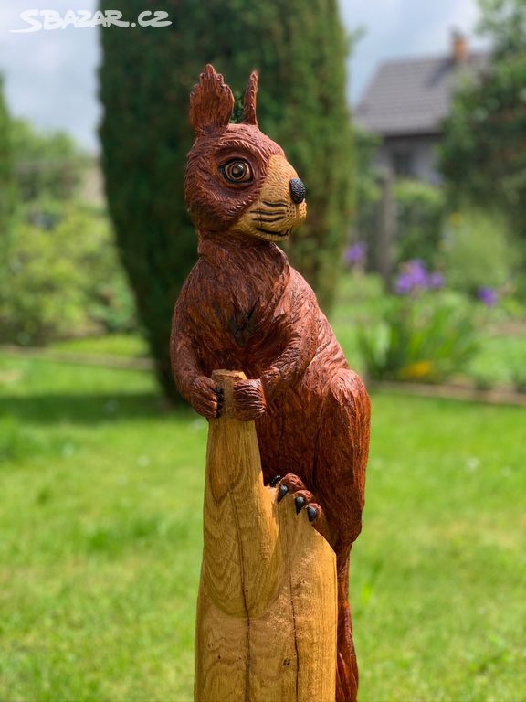 Dřevěná socha Veverka