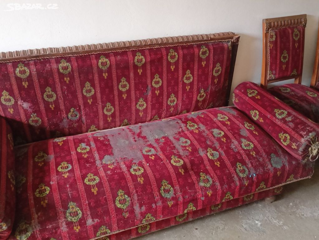 Starožitné sofa a dvě čalouněné židle