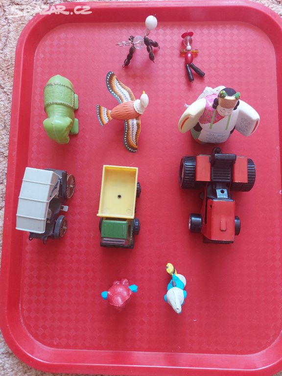 Malé hračky, figurky, autíčka, autíčko