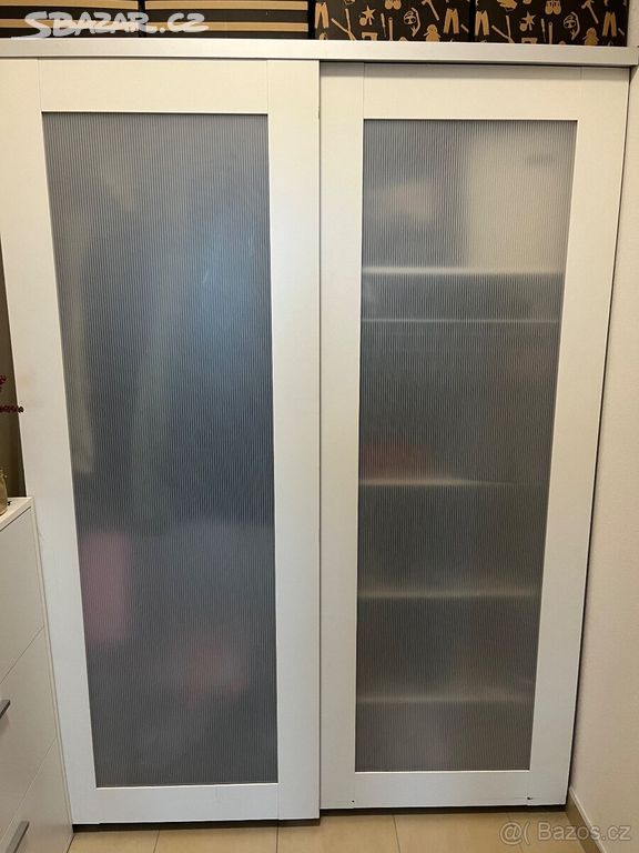 Šatní skříň IKEA s posuvnými dveřmi