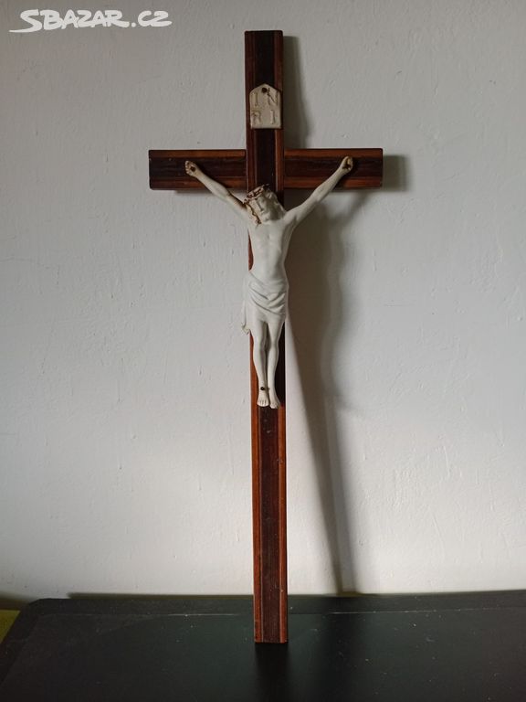 Kříž dřevěný s porcelánovým Kristem 1925.