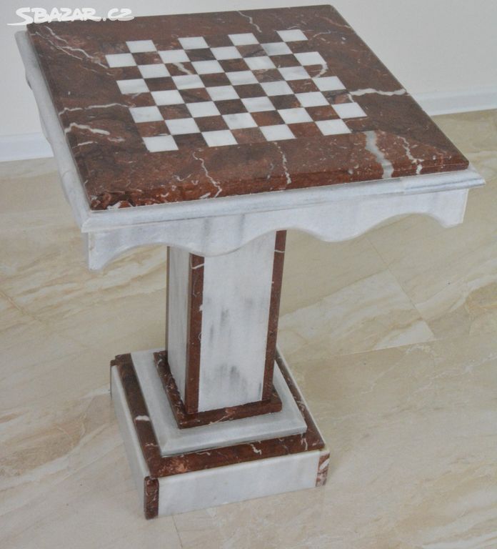 Zámecký mramorový stoleček na šachy
