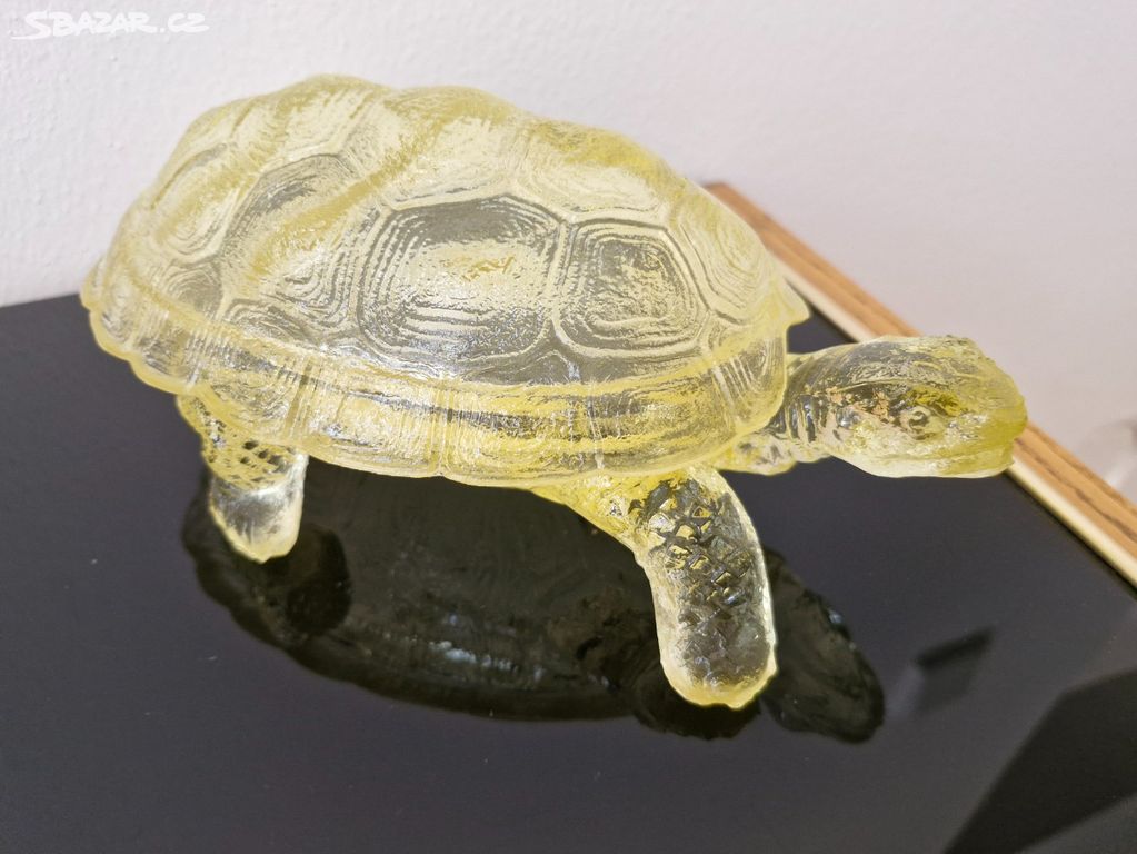Želva z lisovaného skla v citrínové barvě